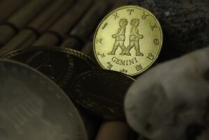 夜泣きに悩む双子を同時に寝かしつける方法は？