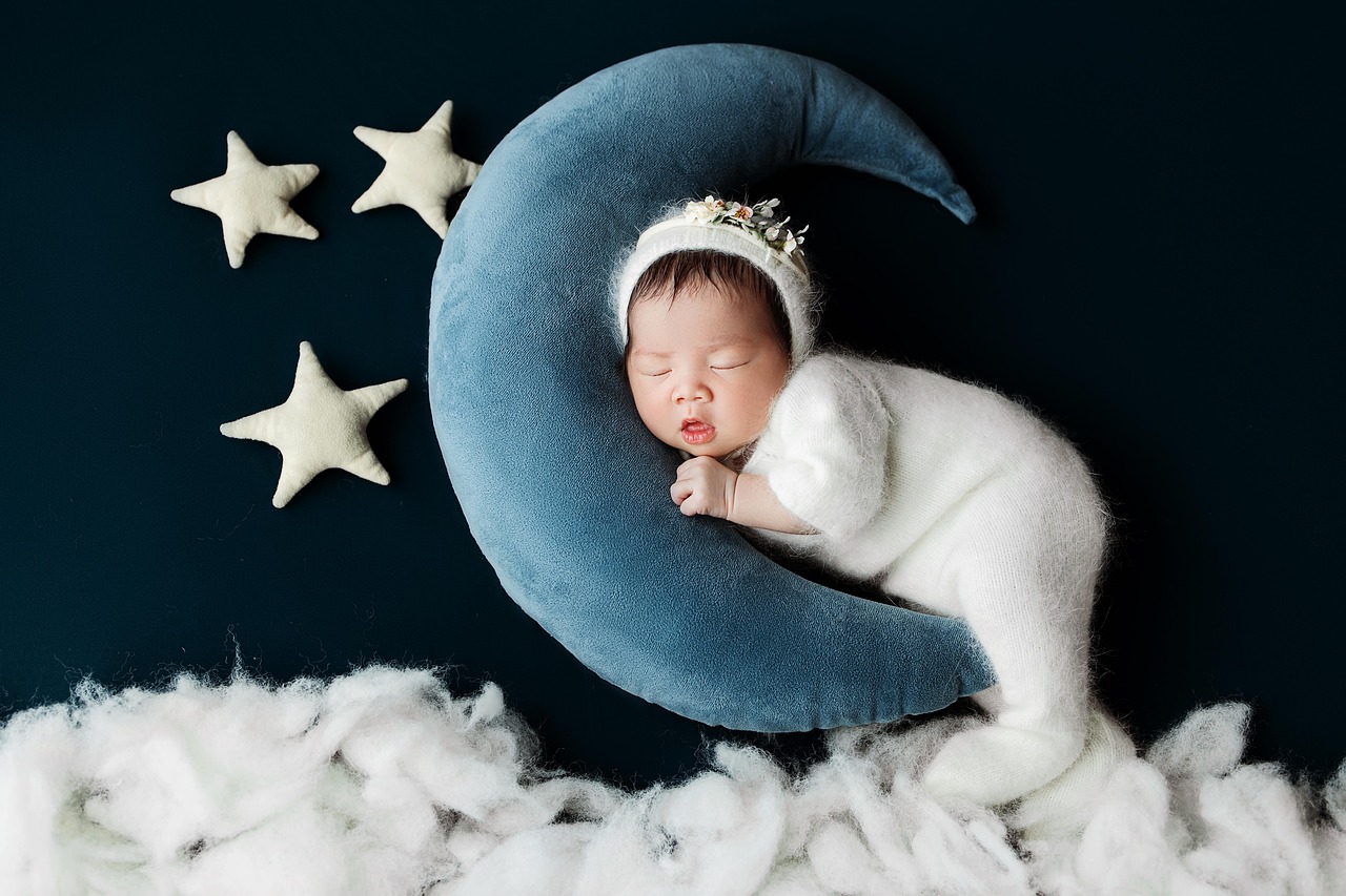 新生児が夜にぐずる理由とその対策は？