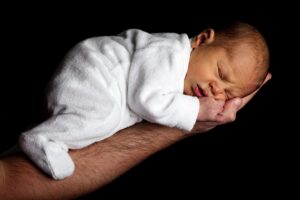 新生児が夜泣きして寝ない理由とは？